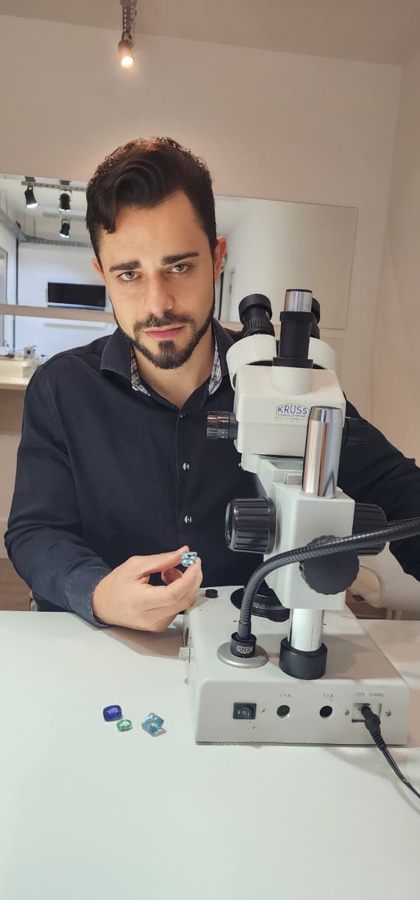Rhenan Braun, gemólogo especialista em gemas naturais